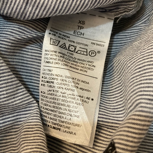 A25 Old Navy “The Classic” Collared Button Shirt Striped Cats Cat Kitty sz XS - Picture 13 of 13